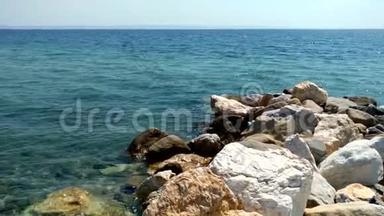 希腊尼<strong>基</strong>蒂·哈尔<strong>基迪基</strong>地区有岩石和水晶水的海滩